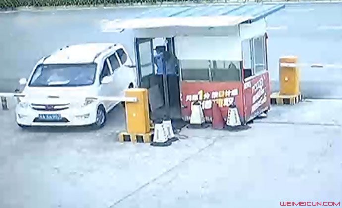 连撞宝马等8辆车 曝现场画面新手上路如同“疯牛”