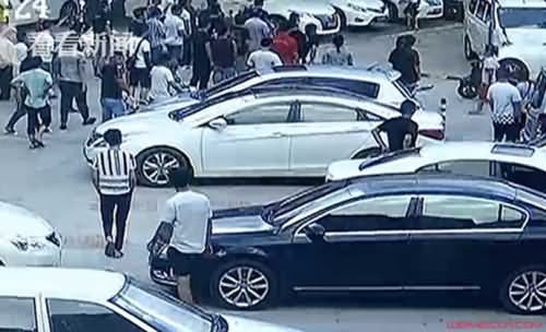 连撞宝马等8辆车