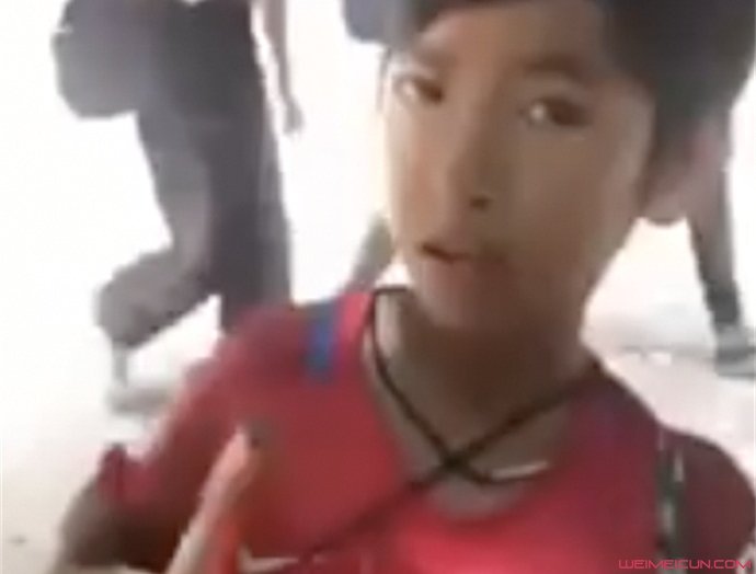 男孩卖东西 男孩卖东西