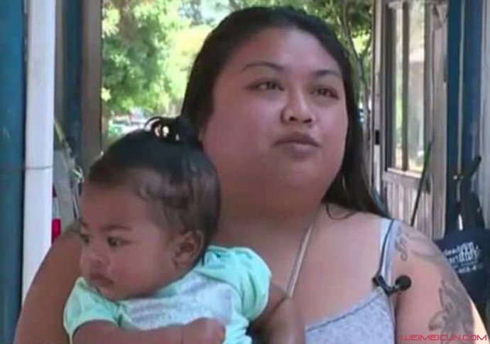 大斗牛犬的主人娜娜和女婴 大斗牛犬的主人娜娜和女婴
