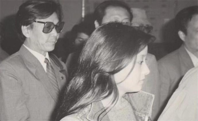 邓婕长发发型 邓婕长发发型