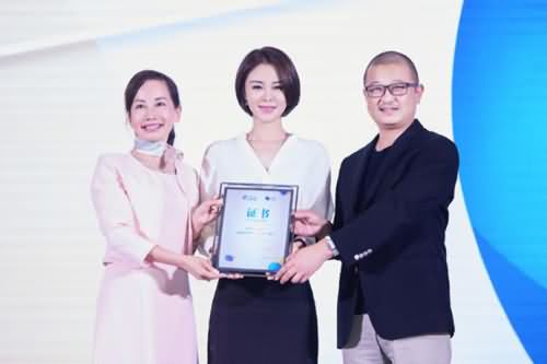 关悦获“女性幸福力榜样”奖 关悦获“女性幸福力榜样”奖