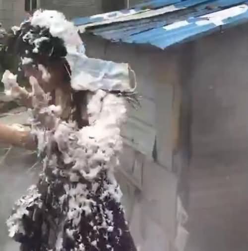 伴娘被灭火器喷后 伴娘被灭火器喷后