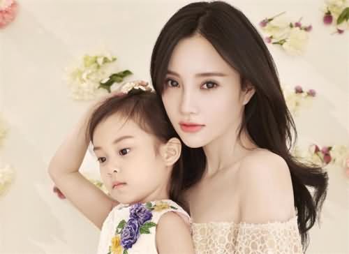 李小璐向甜馨撒娇