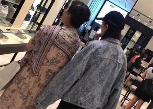 偶遇刘亦菲陪妈妈逛街