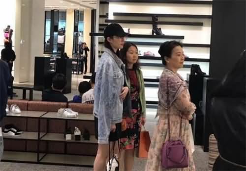 偶遇刘亦菲陪妈妈逛街
