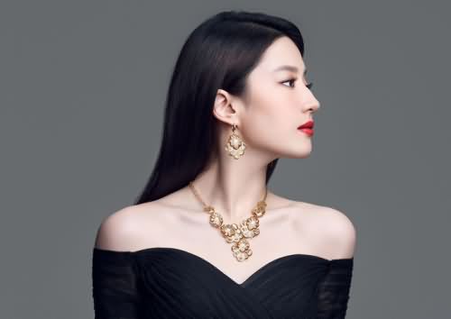 偶遇刘亦菲陪妈妈逛街