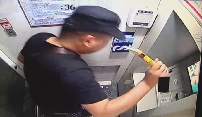 欠款还不起砸取款机泄愤