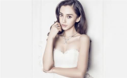 baby抱娃现身机场 baby抱娃现身机场