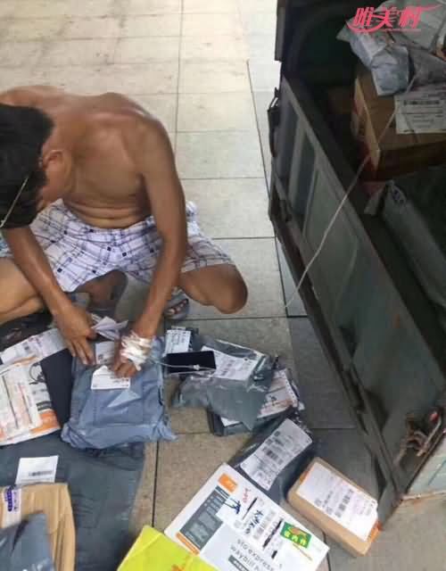 快递小哥送快递 快递小哥送快递