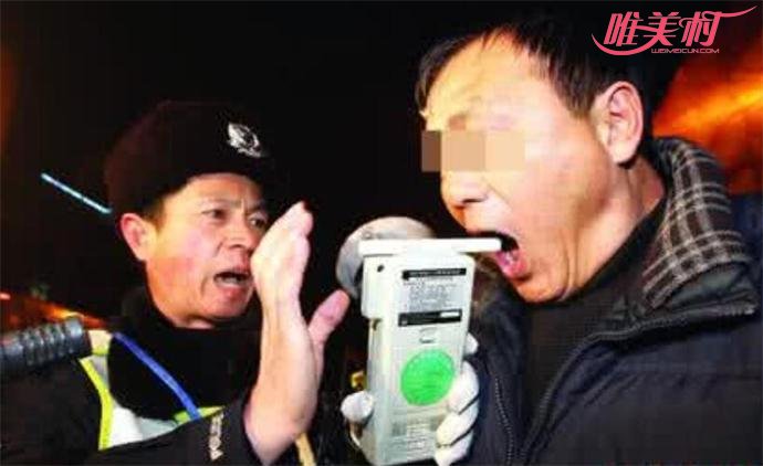 一名司机正做酒精呼气测试 一名司机正做酒精呼气测试