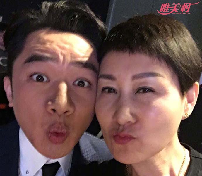 张凯丽王祖蓝搞怪合影 张凯丽王祖蓝搞怪合影