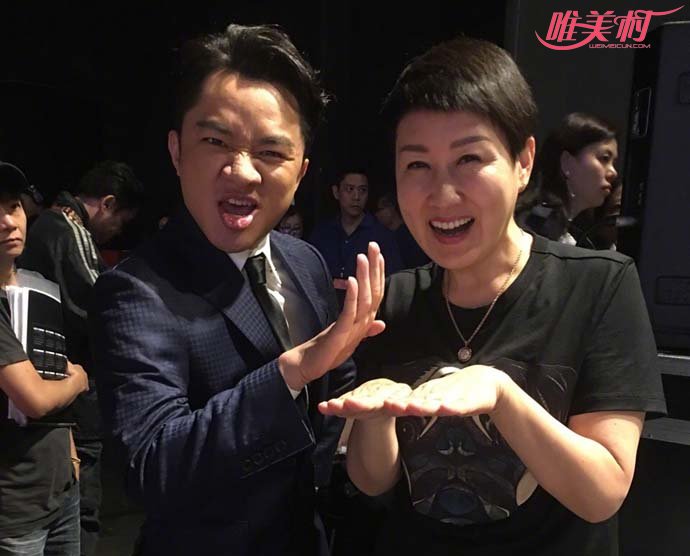 张凯丽王祖蓝搞怪合影 张凯丽王祖蓝搞怪合影