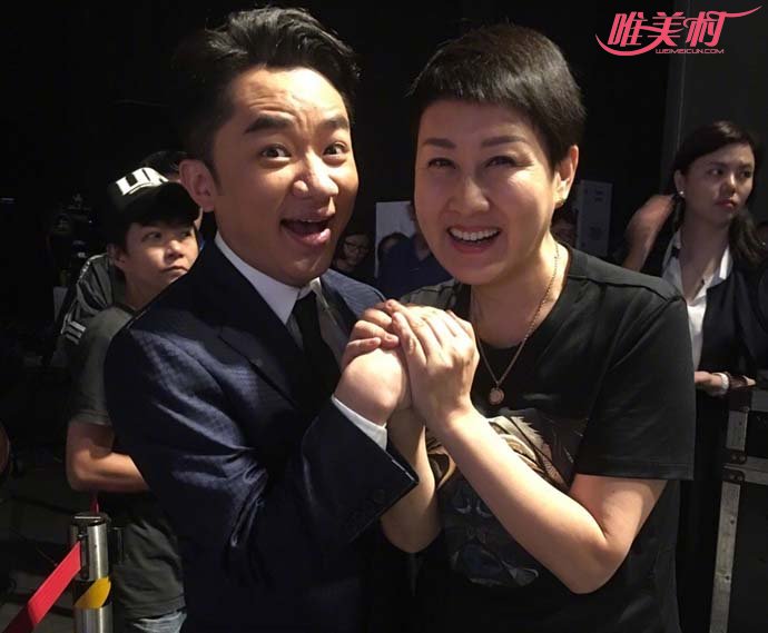 张凯丽王祖蓝搞怪合影 张凯丽王祖蓝搞怪合影
