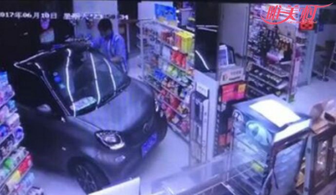 男子开车进便利店