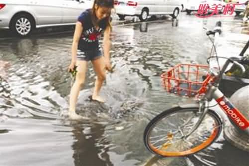 女孩清下水道