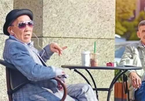 小伙给爷爷拍写真
