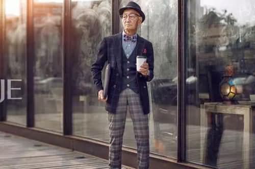 小伙给爷爷拍写真