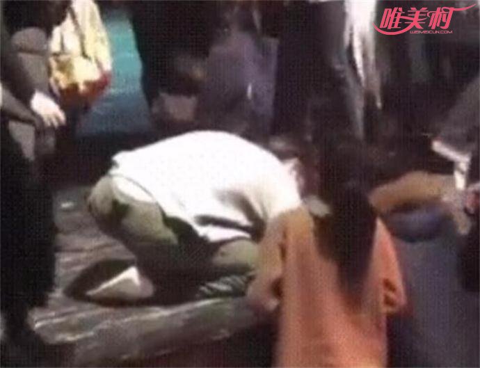 胡歌跪地签名 胡歌跪地签名