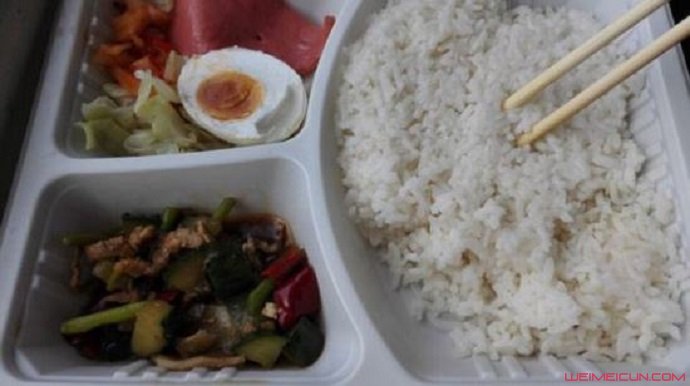 高铁40元盒饭发霉 高铁40元盒饭发霉