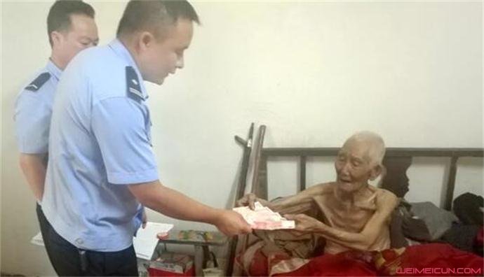 民警将追回的现金送回给老人
