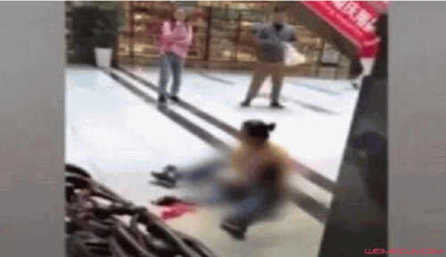 男孩爬木雕身亡