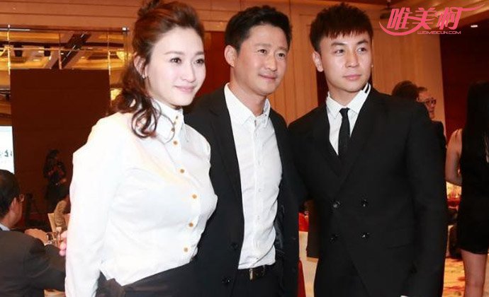吴京偷抱李小冉被抓包 吴京偷抱李小冉被抓包