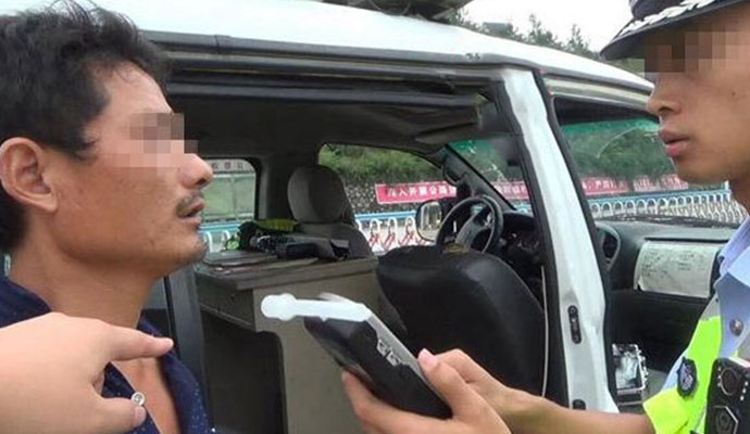 男子大闹收费站