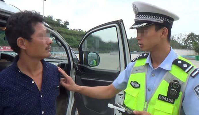 男子大闹收费站