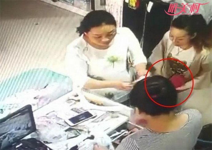 两女真钞秒换假币