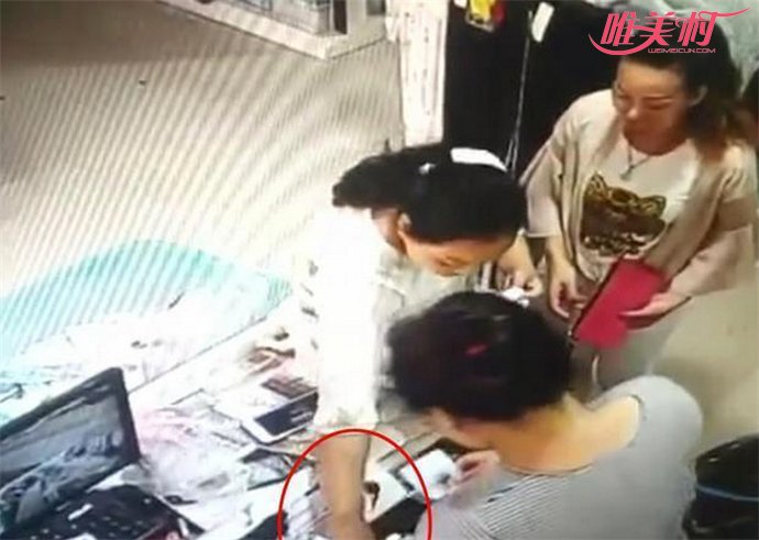 两女真钞秒换假币