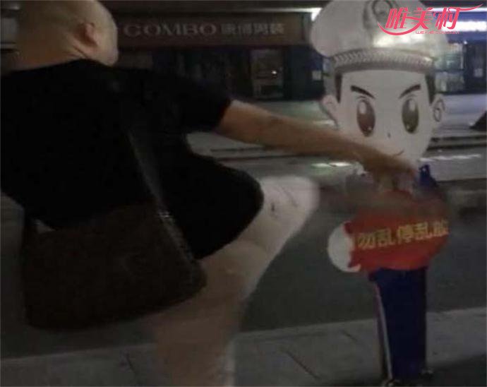 男子殴打卡通交警 男子殴打卡通交警
