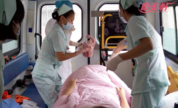 女子腹痛急救车上产子 女子腹痛急救车上产子