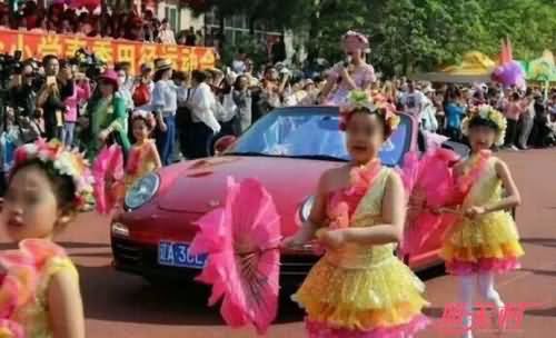 保时捷跑车开上小学操场 保时捷跑车开上小学操场