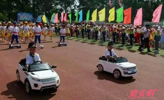保时捷跑车开上小学操场 保时捷跑车开上小学操场