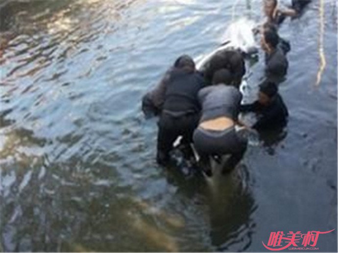 接力营救坠河老太