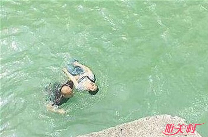 接力营救坠河老太