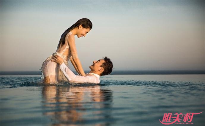 何姿晒唯美水中婚纱照 何姿晒唯美水中婚纱照