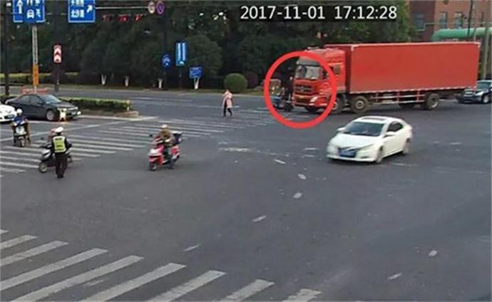 女子被卷货车底盘 女子被卷货车底盘