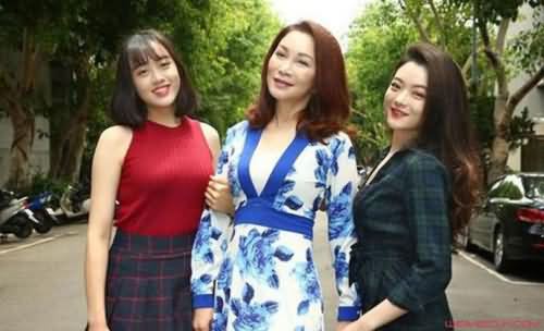 张琼姿与两个女儿 张琼姿与两个女儿