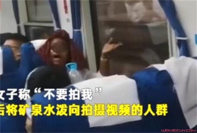 女子火车霸座