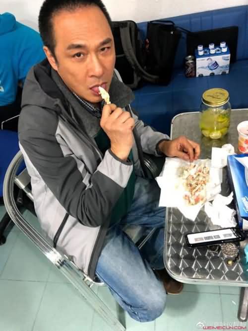 袁咏仪晒吴镇宇片场照 袁咏仪晒吴镇宇片场照