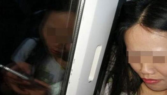 头发被车门夹6站 围观者被吓到当事人则继续做低头一族