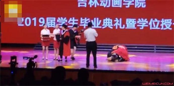 抱校长转圈摔倒 抱校长转圈摔倒