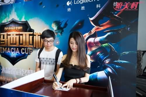 苏小妍给粉丝签名 苏小妍给粉丝签名