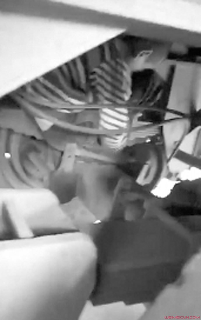 男孩扒车底8小时