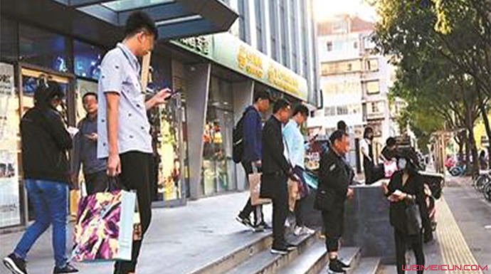 黄牛急甩月饼券