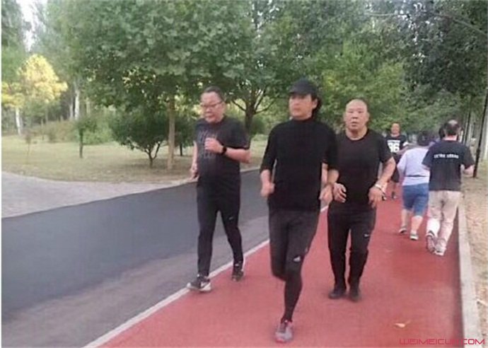 周润发在朝阳公园晨跑 周润发在朝阳公园晨跑