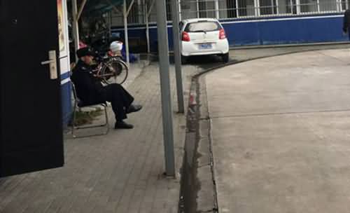 保安辣椒水喷家长 保安辣椒水喷家长