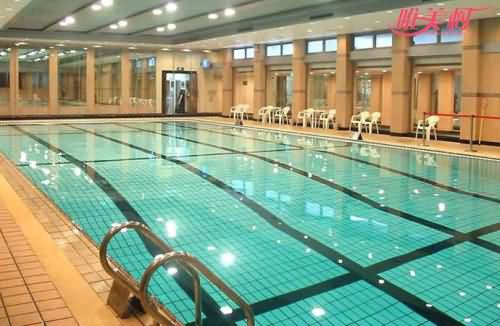 男生扮女装进泳池 行为怪异被察觉无处可逃乖乖就范